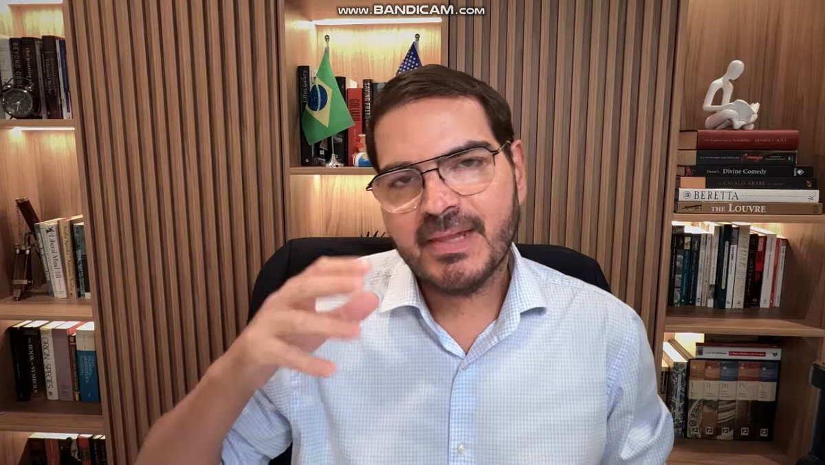 Rodrigo Corno ataca novamente. Agora, em um vídeo no qual comenta uma notícia do "PCCept", ele não só ataca Eduardo Bolsonaro, mas também Flávio Bolsonaro, tentando desgastar sua candidatura. Ele não consegue deixar Kim Paim de lado. O cara tem que comentar tudo e colocar o Kim Paim no meio. Rapaz, é uma tara em cima do Kim que chega a ser bizarra e beira a doença mental. Isso porque ainda tem o resto do vídeo. É surreal. Olha só esse discurso dele.