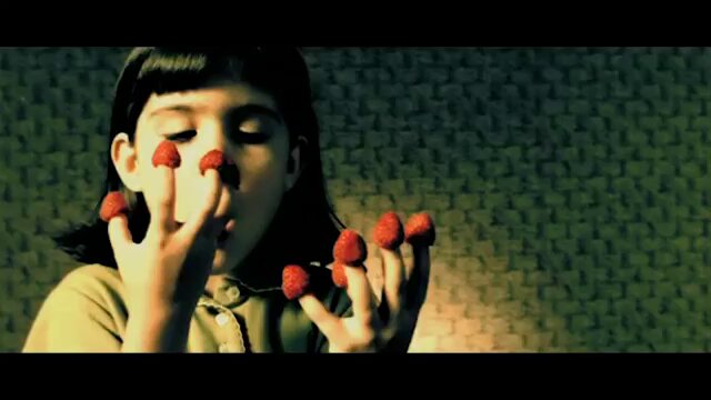 The greatest shots from French classic AMELIE (2001).