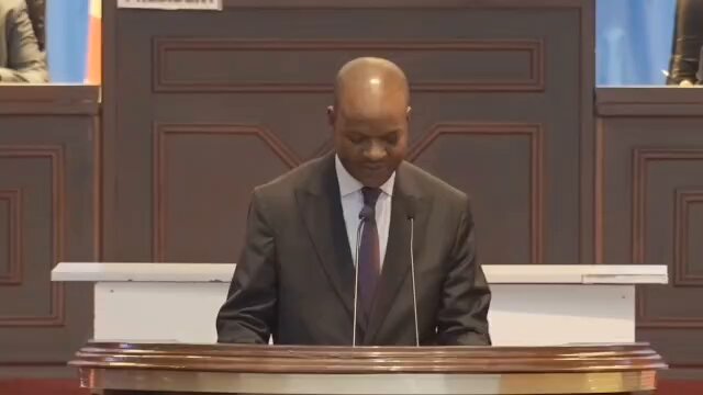 Désormais, la rupture est consommée entre le peuple et ses représentants au parlement. L'honorable Asani Emile du LGD a donné le ton. Pour couronner le tout, rendez-vous est fixé le vendredi 12/06 aux députés nationaux par le peuple et la C64 pour clôturer les comptes à l'occasion du Sit-in populaire . S'il vous plaît, kozanga te mokolo wana!