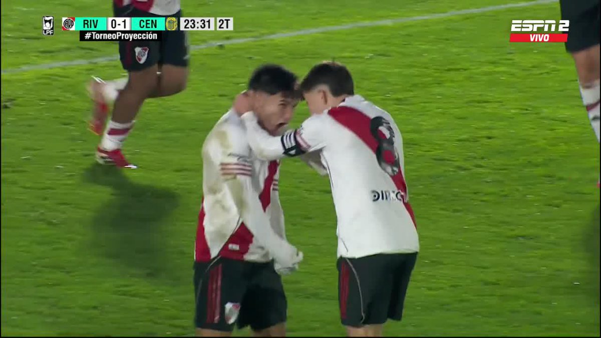 ¡GOLAZO DEL MILLONARIO! Felipe Esquivel sacó un gran remate para firmar el 1-1 de River vs. Rosario Central en el #TorneoProyección. 📺 #DisneyPlus Plan Premium