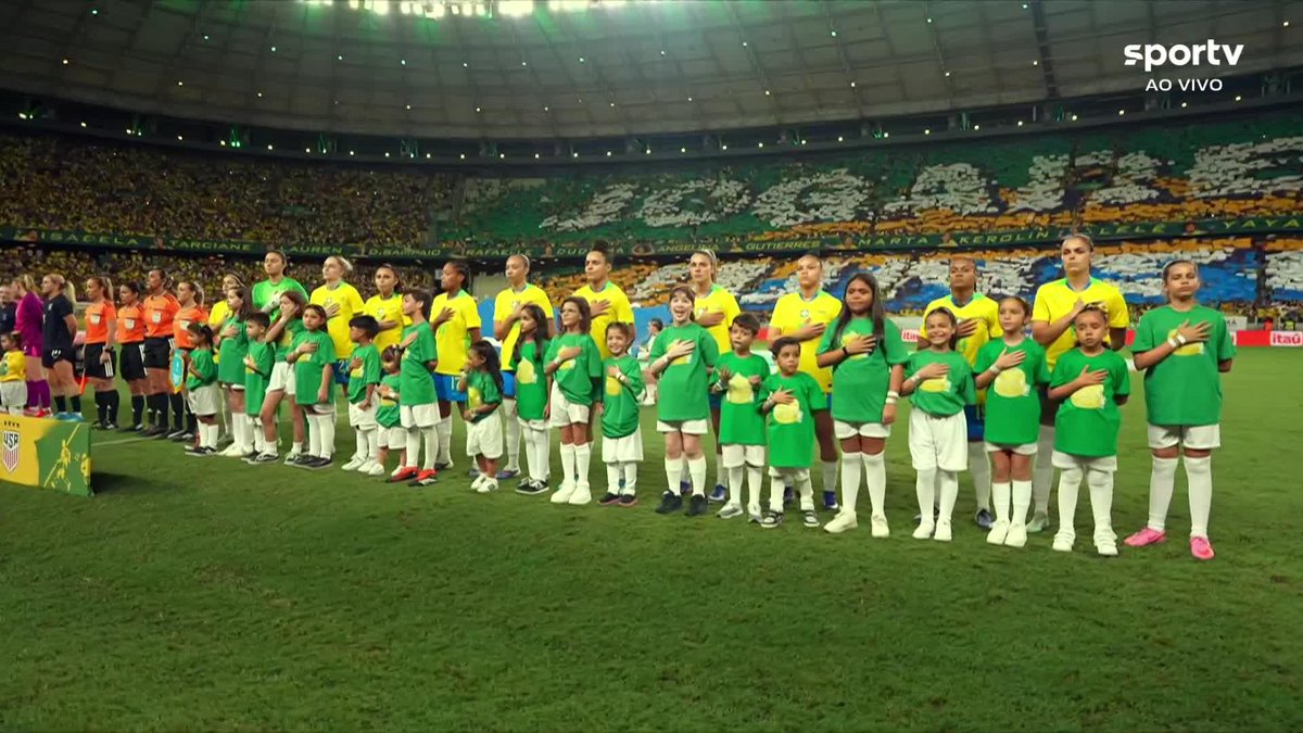 Torcida e jogadoras brasileiras cantam o hino à capela na Arena Castelão com muita emoção. #ge2026 #futebol #brasil #seleçãobrasileira