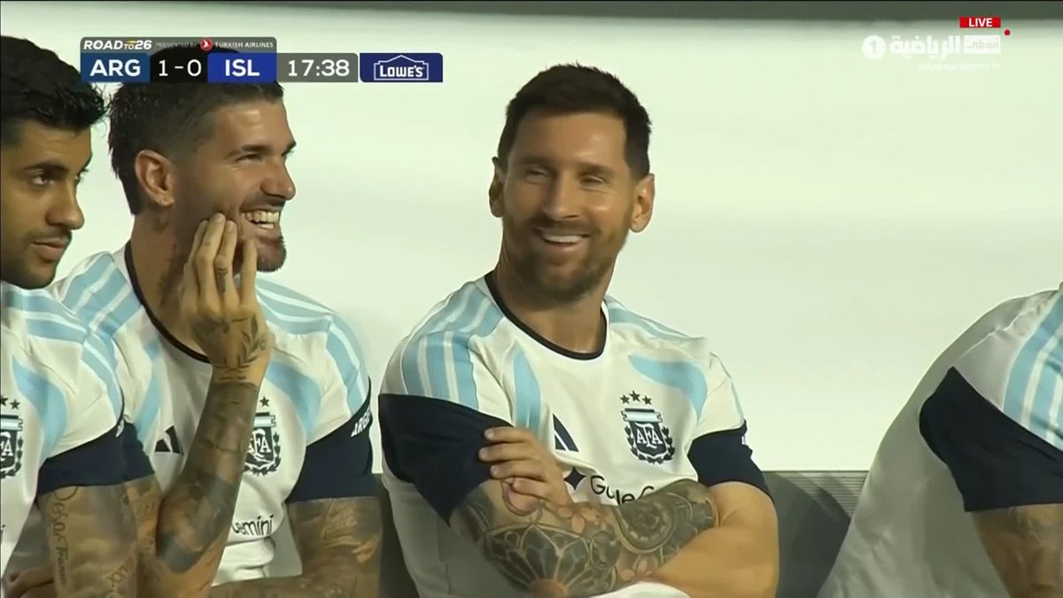 ميسي… اللقطة اللي تخطف كل الأنظار 🇦🇷 حتى لو كان على مقاعد البدلاء ✨ النجم حاضر دائمًا في المشهد.. 📺 #أبوظبي_الرياضية