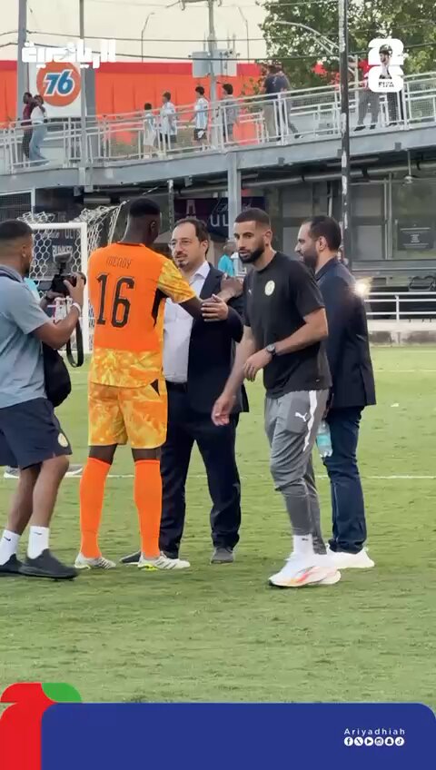 🤝 إدوارد ميندي رفقة ياسر المسحل بعد نهاية المباراة.