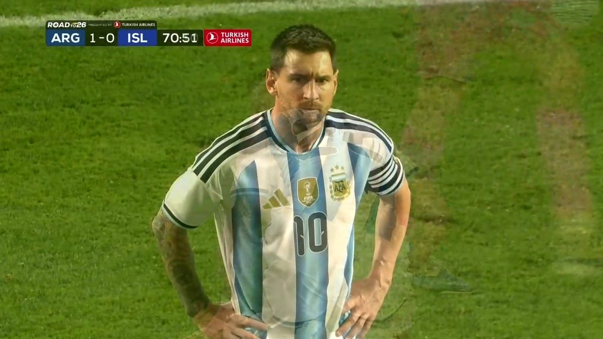 Con la primera pelota de Messi en el juego... ¡PENAL PARA ARGENTINA! ⚽❗ Lo cobra Messi, Argentina aumenta la ventaja 2-0 ante Islandia en el amistoso.