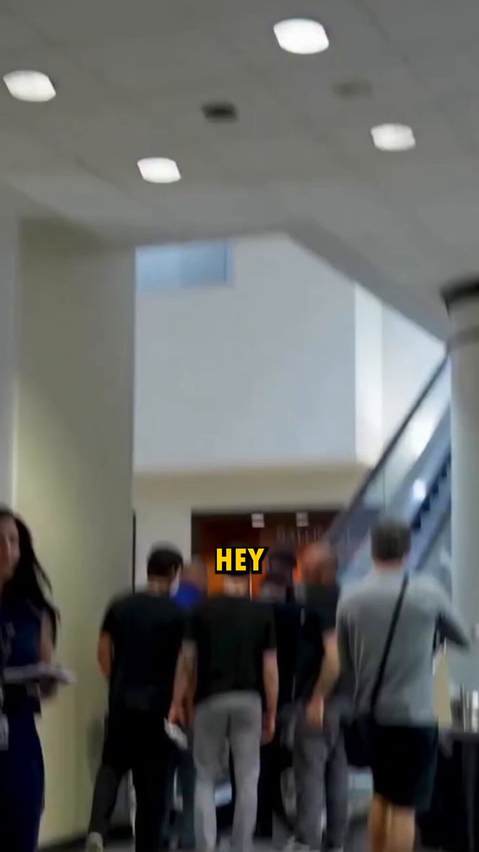 Josh Hokit crossed paths with Alex Pereira and called him out 😬 “Hey wassup dog, you’re a p***y. That’s why you don’t say nothing … p***y!!” 🎥 UFC Español