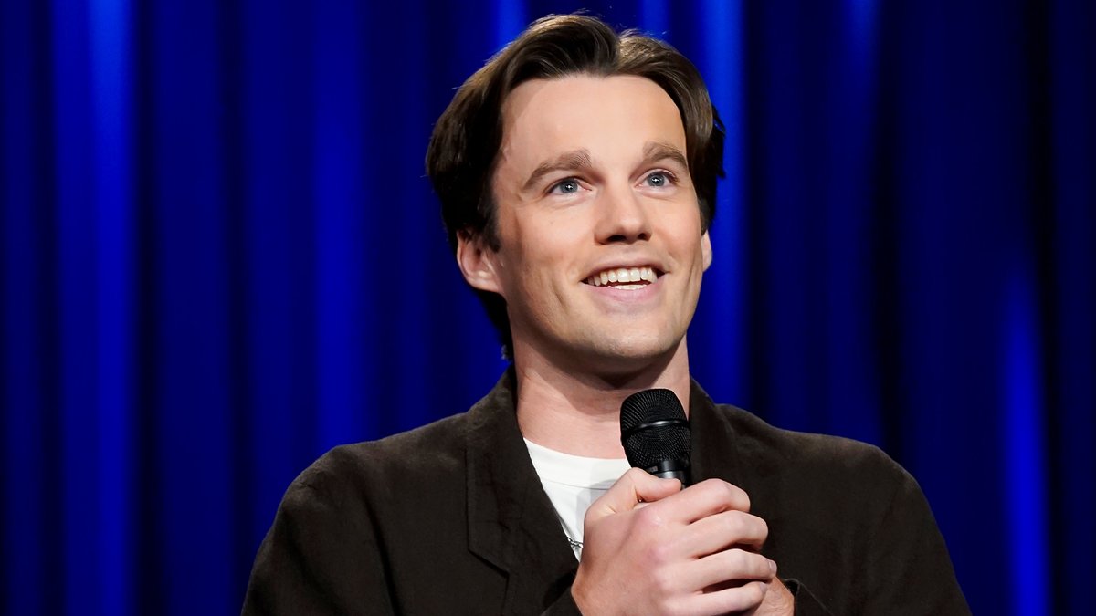“I grew up on a statistically accurate WNBA roster!” -Tommy Brennan on growing up with six sisters, four of whom are gay 😂 #FallonTonight #StandUp