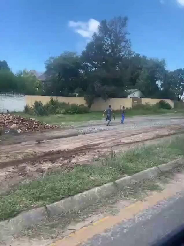 Dear SA Police Service 🇿🇦 ; this is the Policeman of the year! He could have easily shot the illegal immigrant, but chose to pursue him!!
