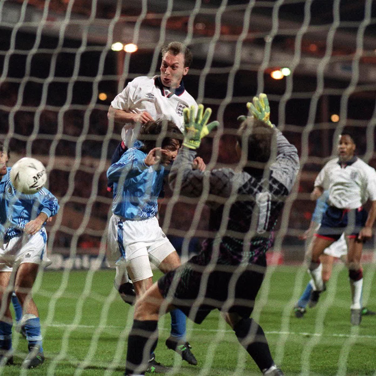 Sending birthday wishes to former #ThreeLions midfielder David Platt 🎈
