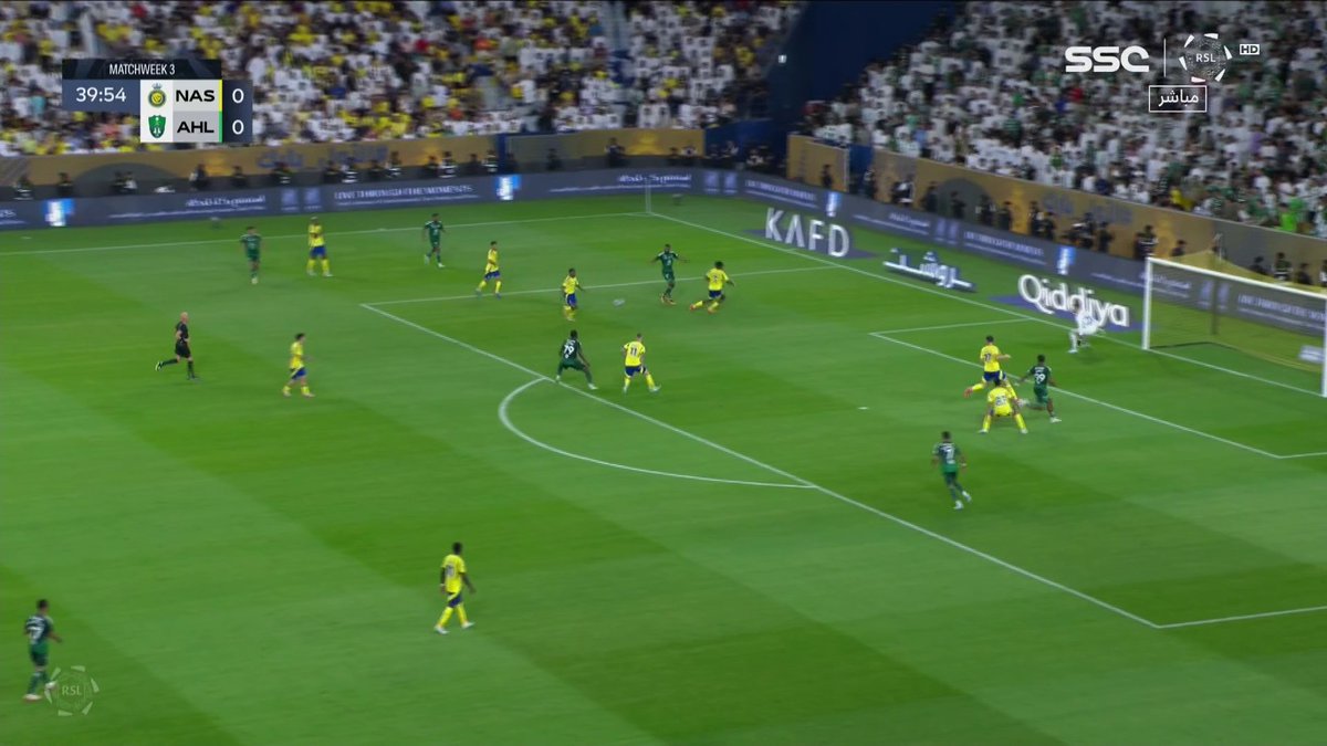 وصلته عروض اوروبيه وغالبًا ماشي افضل تصدي بمسيرته مع نادي النصر بالنسبة لي