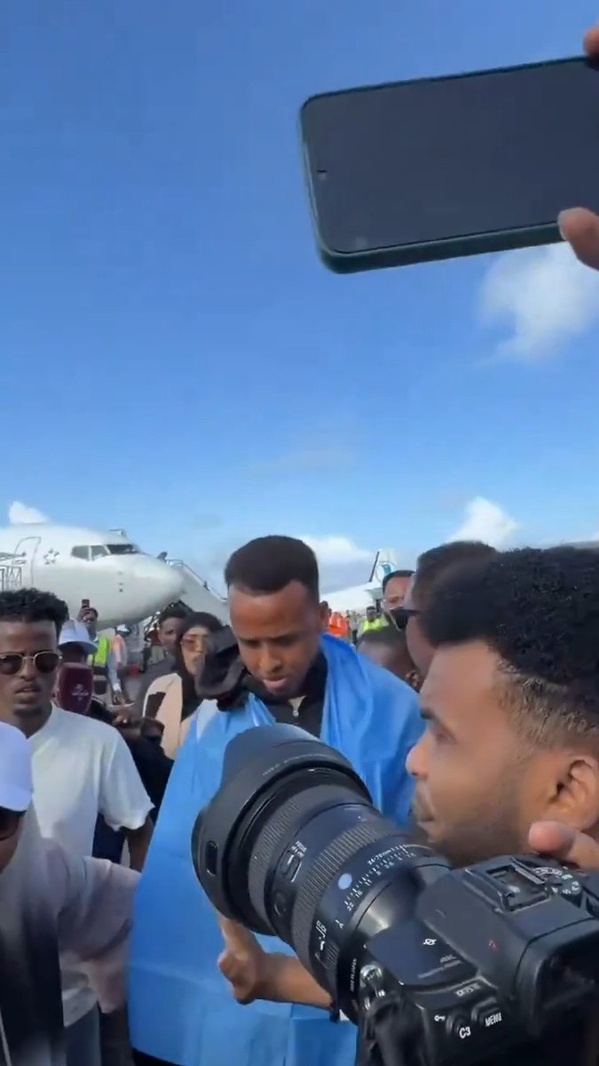 Referee Omar Artan received a hero's welcome when he landed back in Somalia today 🇸🇴👏 The 34-year-old was set to make history as the first person from his country to officiate at a World Cup, but was denied entry. (via @nasrabashiir)