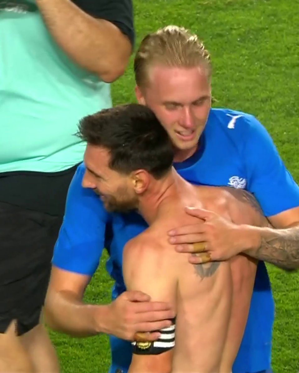 Messi's face when he realized he was talking to Daníel Guðjohnsen, son of his former Barcelona teammate Eiður Guðjohnsen 😂 Messi and Eiður played together and won a treble in 2009. Now, Messi is about to play in his sixth World Cup 🤯
