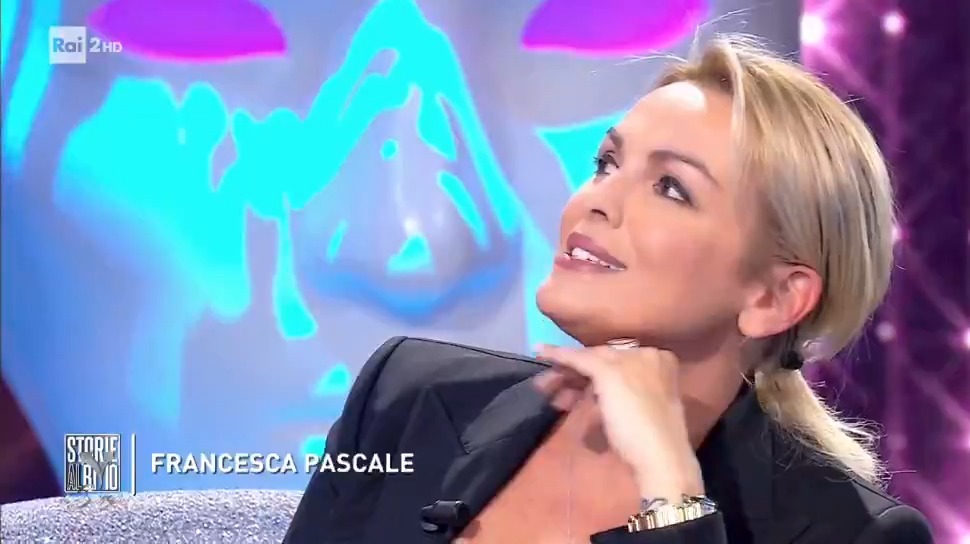 - Non abbiamo parlato di sesso - Vuoi parlare di sesso? Dimmi - Mi mancano le spalle di Berlusconi #storiealbivio