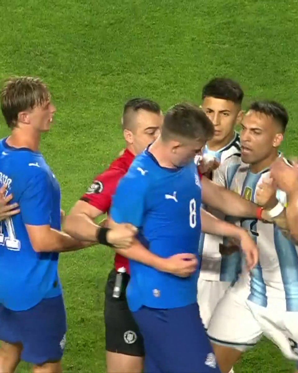 Argentina players did not like this challenge on Alexis Mac Allister 👀