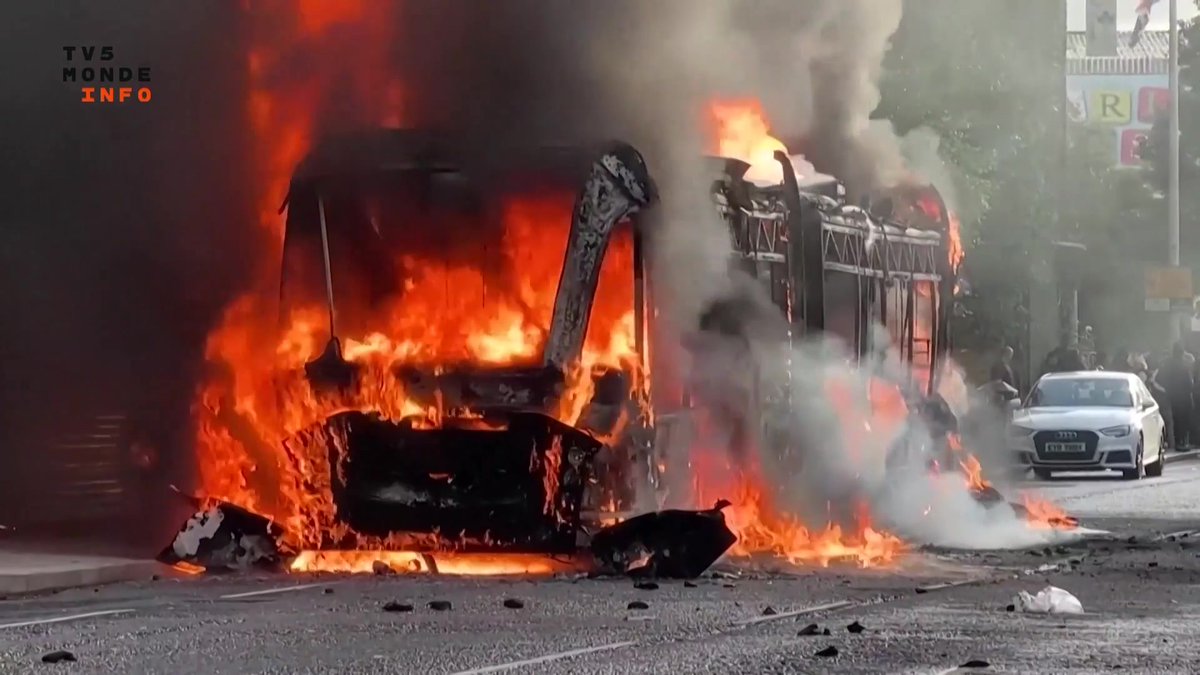 La tension a explosé à Belfast. Des centaines de manifestants anti-immigration ont incendié voitures et habitations mardi soir, au lendemain d’une attaque au couteau qui a profondément choqué l’Irlande du Nord.