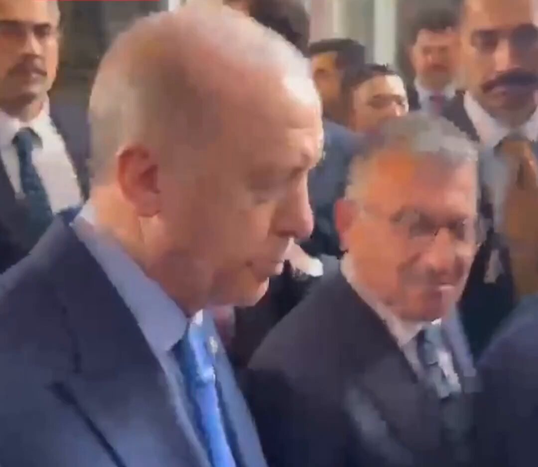 🔵 Cumhurbaşkanı Erdoğan ile kadın muhabir arasında geçen diyalog; ➕️"Allah analı babalı büyütsün, torununuz oldu." ➖️Sen evli misin? ➕️Hayır, değilim. ➖️Neden değilsin? ➕️"Evlenecek birini bulamadım Sayın Cumhurbaşkanım. Evlenecek birini bulmak zor şu anda." ➖️"Yaş kaç senin?" ➕️"28 olacak." ➖️"Yapma yahu, kapıyı kapatma."