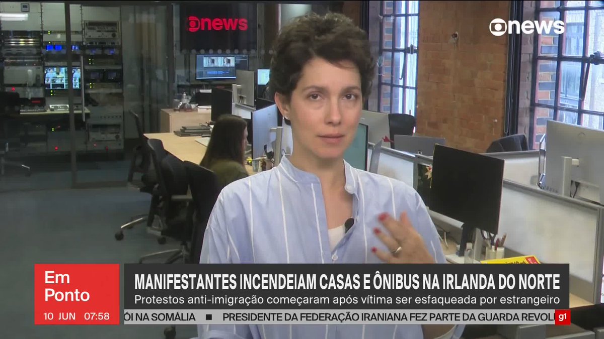 Protestos anti-imigração ganham força na Irlanda do Norte depois que uma pessoa foi esfaqueada por um estrangeiro. A vítima perdeu o olho esquerdo no ataque. ➡️Assista à #GloboNews: #globonewsemponto #IrlandadoNorte #protestos