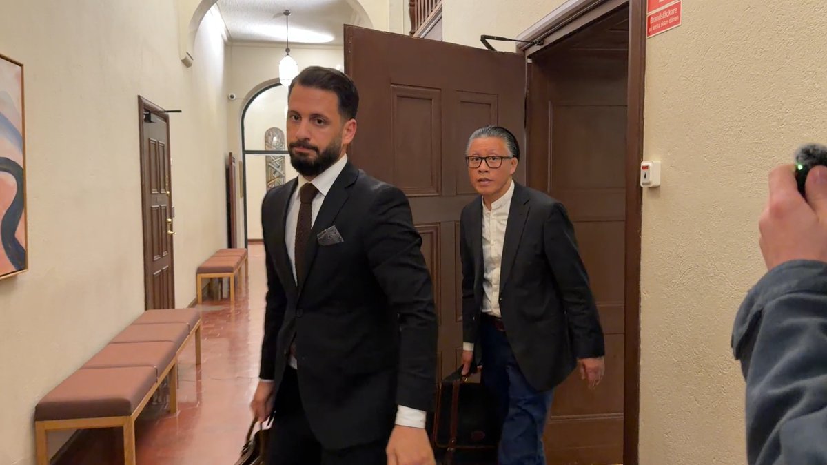Den sjĂ€lvutnĂ€mnde âfeministenâ Tobias HĂŒbinette ville inte svara pĂ„ frĂ„gor om sina Ă„terkommande angrepp pĂ„ kvinnor. đč Se reportaget: