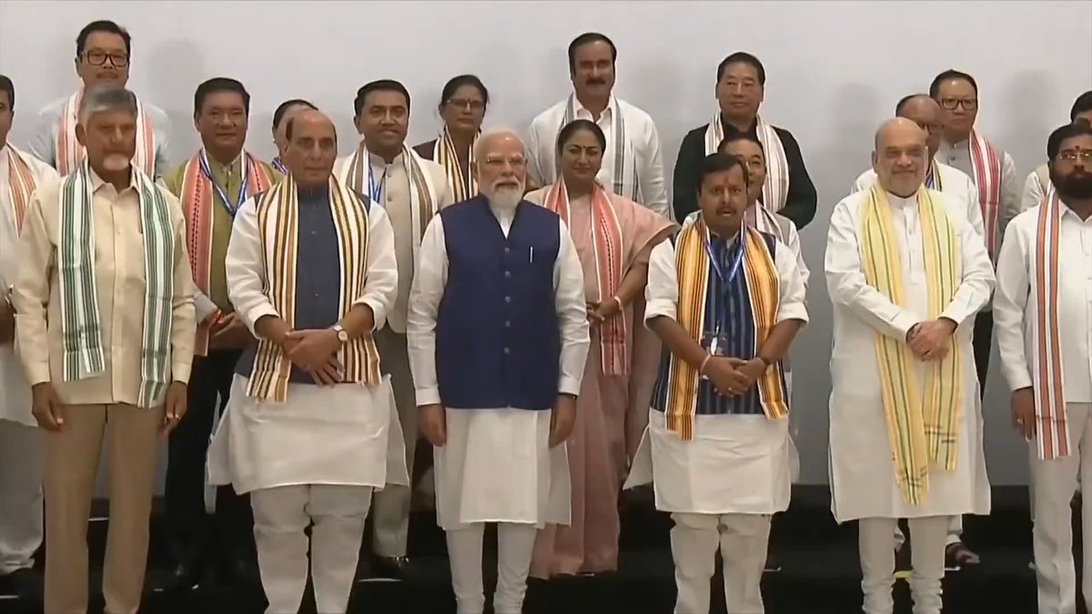 देश के सबसे लंबे समय तक सेवा देने वाले निर्वाचित प्रधानमंत्री बनने पर दिल्ली के भारत मंडपम में एनडीए (राष्ट्रीय जनतांत्रिक गठबंधन) के नेताओं ने प्रधानमंत्री श्रीNarendra Modi को बधाई दी। 🇮🇳 #LongestServingElectedPMModi