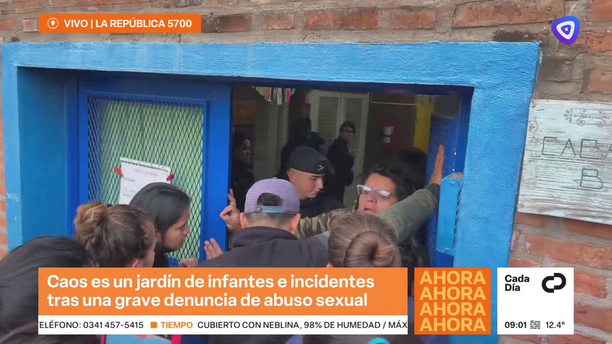 🚨 #URGENTE - | CAOS EN UN JARDÍN DE INFANTES TRAS UNA GRAVE DENUNCIA Impactantes imágenes y momentos de tensión en el jardín de infantes Paulo Freire, ubicado en La República al 5700. Padres y familiares protagonizaron incidentes luego de conocerse una grave denuncia de abuso sexual contra el portero de la institución.