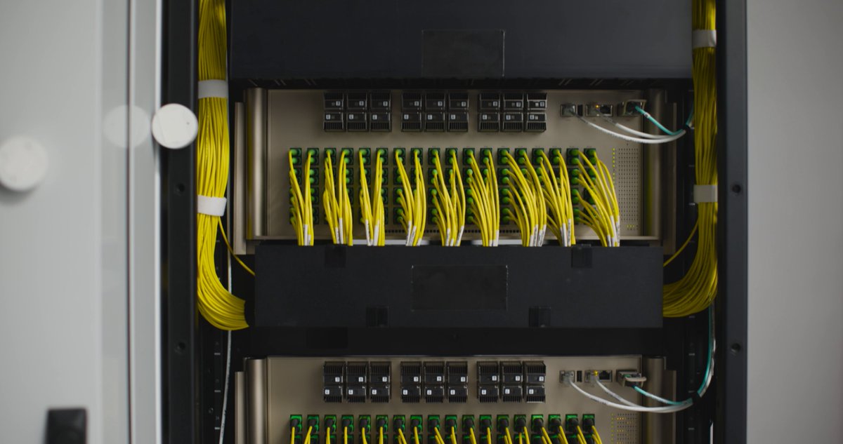 📣 Get a first look at the NVIDIA Photonics co-packaged optics switch with Lambda. At NVIDIA GB300 NVL72 scale, the network doesn't just move data between GPUs — it determines how fast your cluster thinks. Co-packaged optics cut switch power, reduce failure points, and deliver more tokens per watt. Here's what that looks like in practice. ➡️