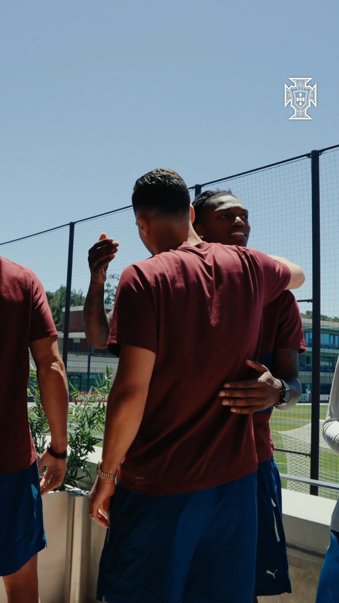O aniversariante 🎂🎉 #VaiDarPortugal | Rafael Leão