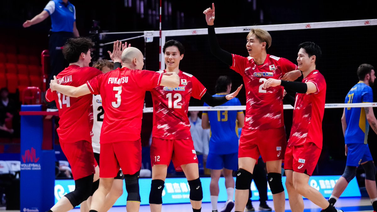 #VNL2026: JAPAN START WITH A STATEMENT 🇯🇵🔥 Japan 🇯🇵 kicked off their men’s #VNL2026 campaign with a 3-0 win over Ukraine 🇺🇦, but this sweep had some serious fight behind it 😮💨 Trailing in set 2, Eiro and Miyaura came in, flipped the rhythm and helped Japan turn it all the way around 🔥. 📺 Watch the replays on VBTV: 🏐 #BePartOfTheGame #Volleyball