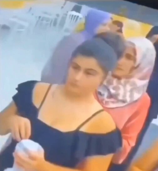 تو ترکیه یه زن مسلمون محجبه، سوزن میکنه تو کتف یه دختر ارمنی مسیحی. حالا به اینکه سوزن می‌تونه به ویروس آلوده باشه و باعث بیماری عفونی بشه کاری ندارم .... چرا تظاهر می کنی کار تو نبود و خودتو به اون راه می زنی جنده ؟؟؟ 😡😡😡