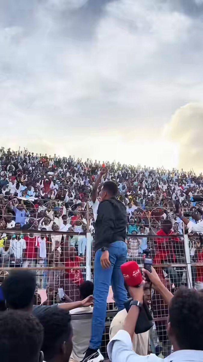 Omar Artan raises the Somali flag high as thousands welcome him home as a hero at the National Stadium 💙🇸🇴💙