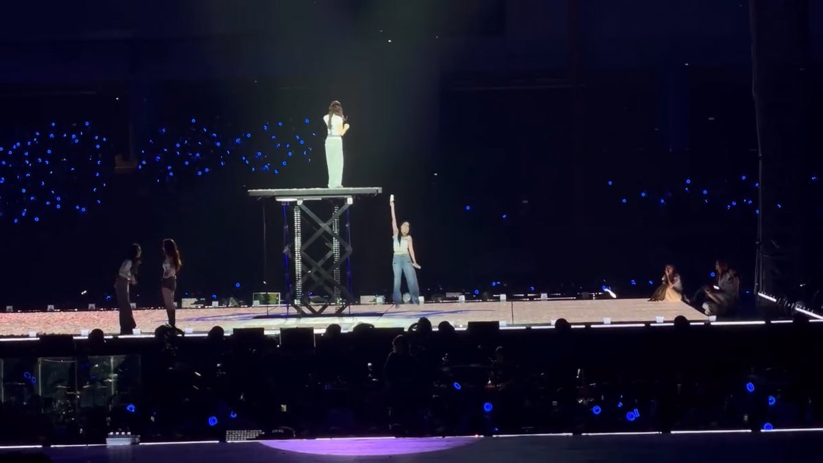 Mina's tiny jump trying to give Tzuyu a tissue when she was crying on the raised platform 😭