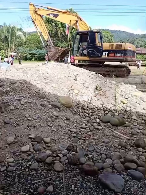 🚨 ALERTA | Denunciamos el ingreso de maquinaria pesada y la amenaza de desalojo contra la Comunidad Ancestral Kichwa Tzawata-Ila-Chukapi, en Napo. El conflicto se agrava por las presiones e intereses de Terraturismo S.A. Las familias resisten en defensa de su territorio.