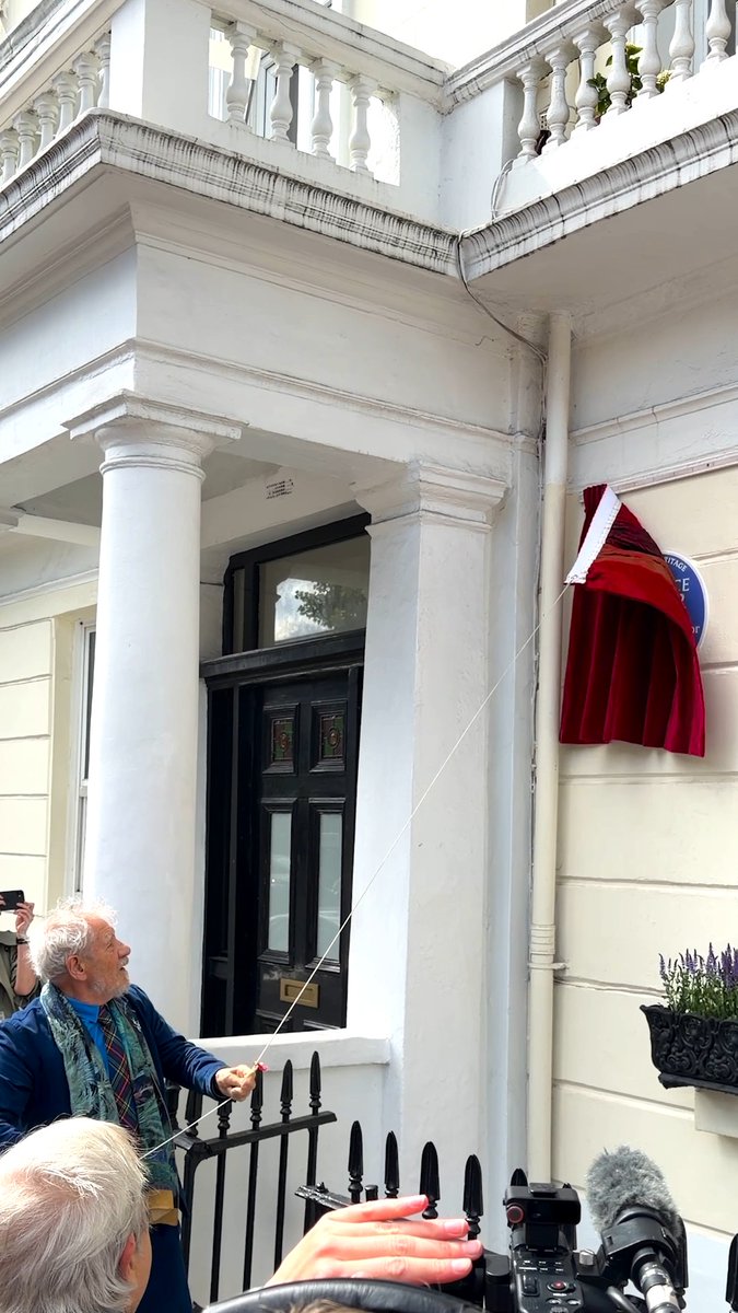 The moment Sir Ian McKellen unveils Sir Laurence Olivier's blue plaque, with a wave 🥹