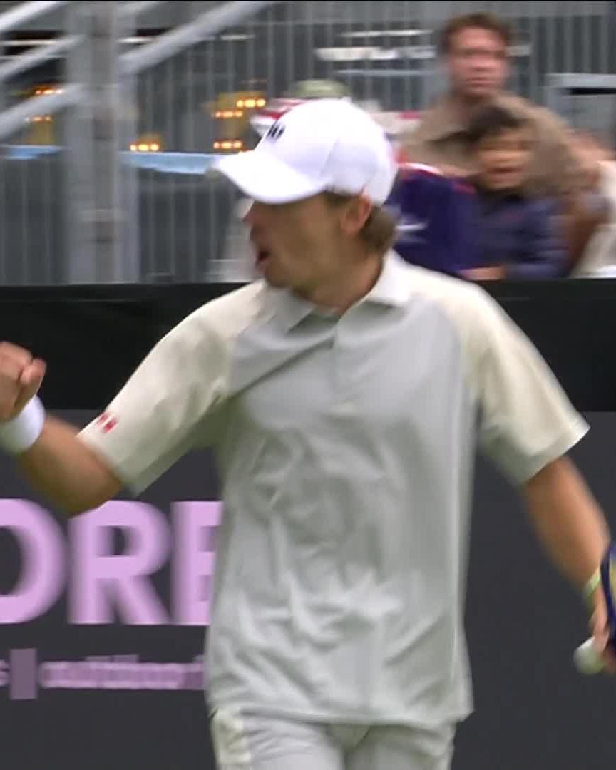 What a way to win it! 💪 De Minaur continues his winning streak in ‘s-Hertogenbosch after defeating Damm 7-6 7-5 #LibemaOpen