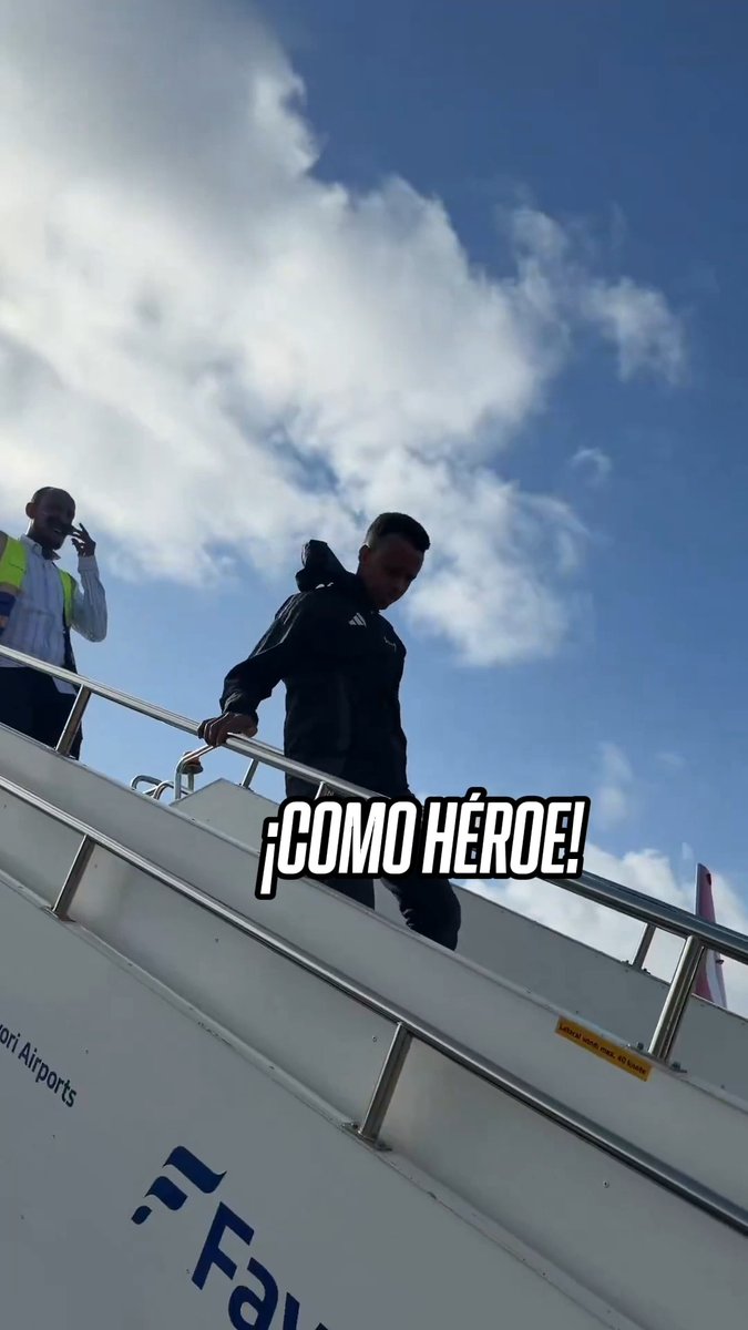 No lo dejaron pasar a Estados Unidos para el Mundial y así lo recibieron en su país... 🇸🇴 Omar Artan, el mejor árbitro africano, volvió a Somalia, luego de que le negaran la entrada y esto dijo a su llegada al aeropuerto: "Continuaré trabajando duro y no me desanimaré. Les prometo que estaré en el próximo Mundial, llegaré más lejos y haré historia. Haré que Somalia esté orgullosa". (vía NasraBashiir)
