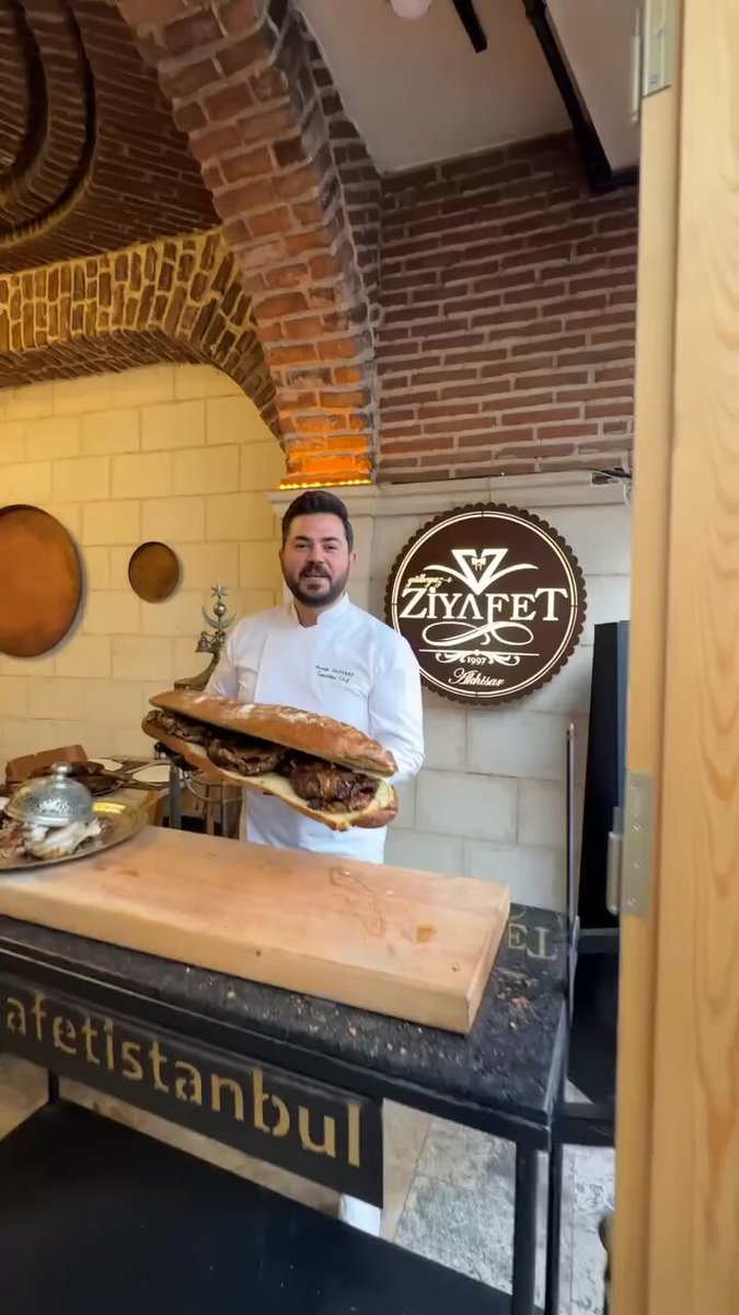 حين يجتمع الكرم التركي مع عشق اللحم… تولد أسطورة بحجم ساندويش 🇹🇷🐑