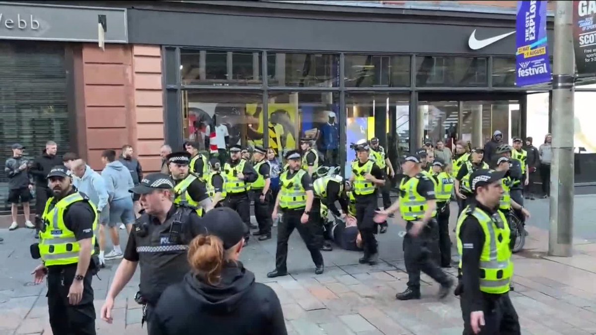Two police and three others injured in racist attacks in Glasgow. Gordon Chree reports: