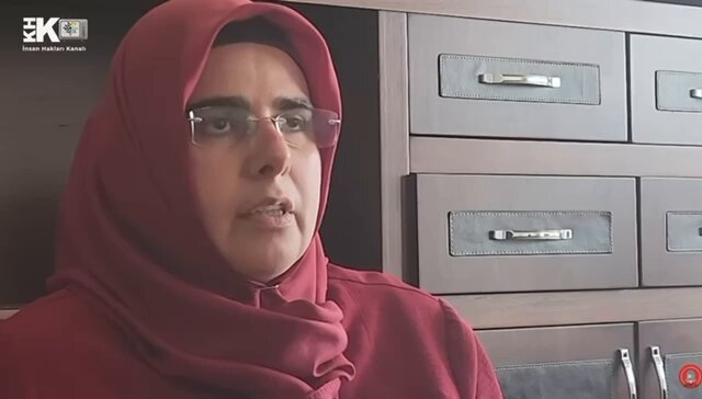 KHK’lı olmak sadece işinden olmak değildir. Terörist olarak savunmasızca toplumun önüne atılmaktır. Semra Sağlam anlatıyor: İhraç olur olmaz ev sahibimiz aradı: “Terörist kiracı istemiyorum. Evimden çıkın” dedi. Tamamı burada 👇👇👇