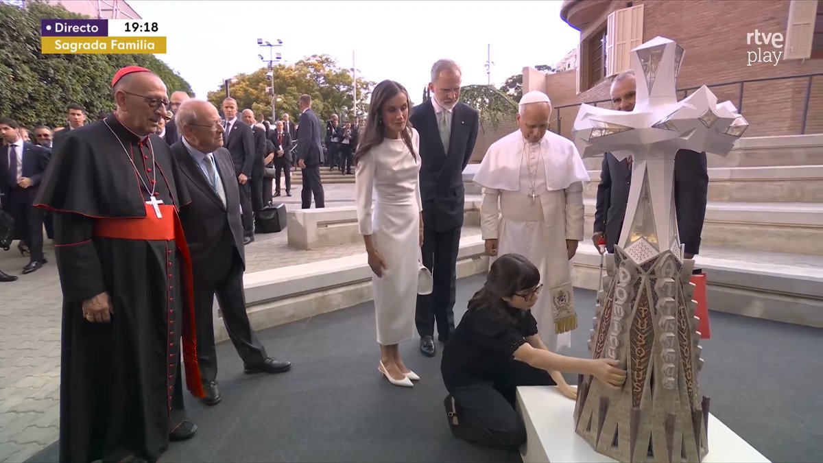 #VisitaPapaRTVE | Valentina nació con síndrome de Leber, lo que hace que solo pueda distinguir luces y sombras. Ella es la encargada de explicar la arquitectura de la catedral a los reyes y al papa.