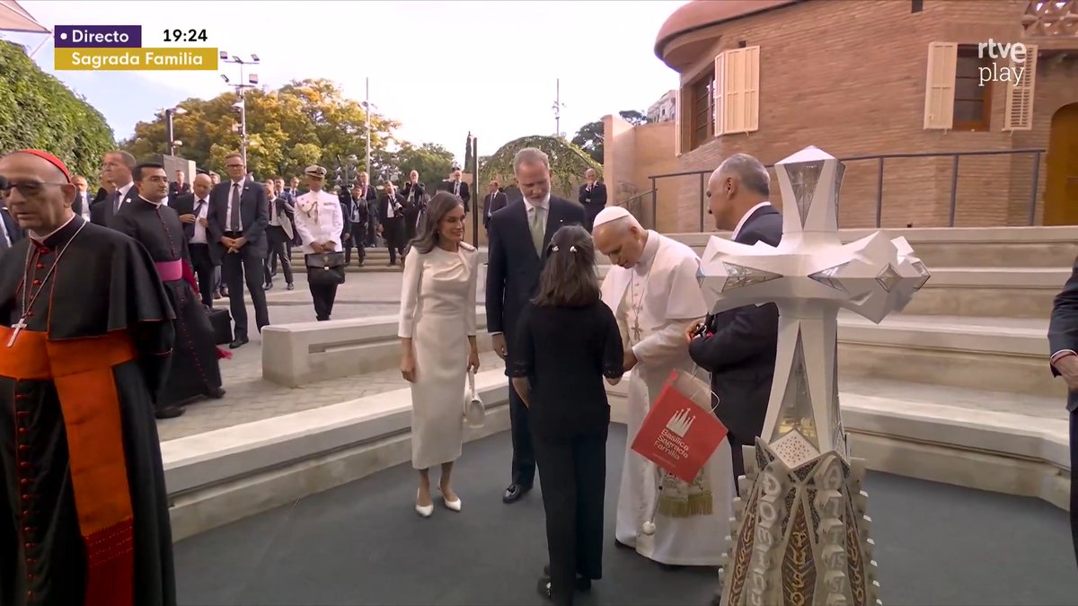 #VisitaPapaRTVE | Emotivo momento entre Valentina, León XIV y SSMM tras su explicación sobre la arquitectura de la Sagrada Familia. El papa ha regalado un rosario a la joven, que padece síndrome de Leber, lo que hace que solo distinga luces y sombras.
