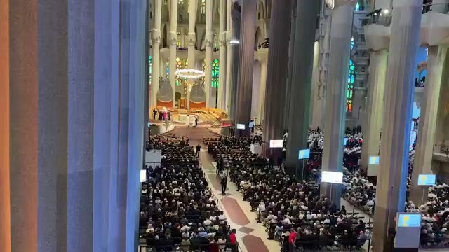 La Basílica de la Sagrada Familia está lista para la misa del papa León XIV. Al igual que en Madrid, las calles de Barcelona lucen abarrotadas por ver al Santo Padre en su gira por España. 🎥Redes Sociales Más en