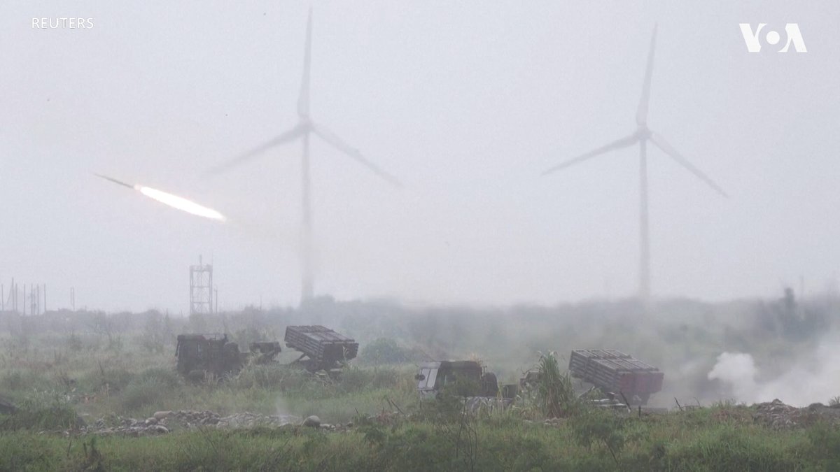台湾军方6月9日在台中大甲溪沿海地区举行重炮及新式武器的射击训练演习,模拟摧毁及阻止两栖登陆方式进犯的敌军。台湾军方除发射自行研制的“雷霆2000”火箭弹和各式火炮模拟阻击敌军外,并演练部队的机动与分散式部署,来提高战力。 相关报道👉