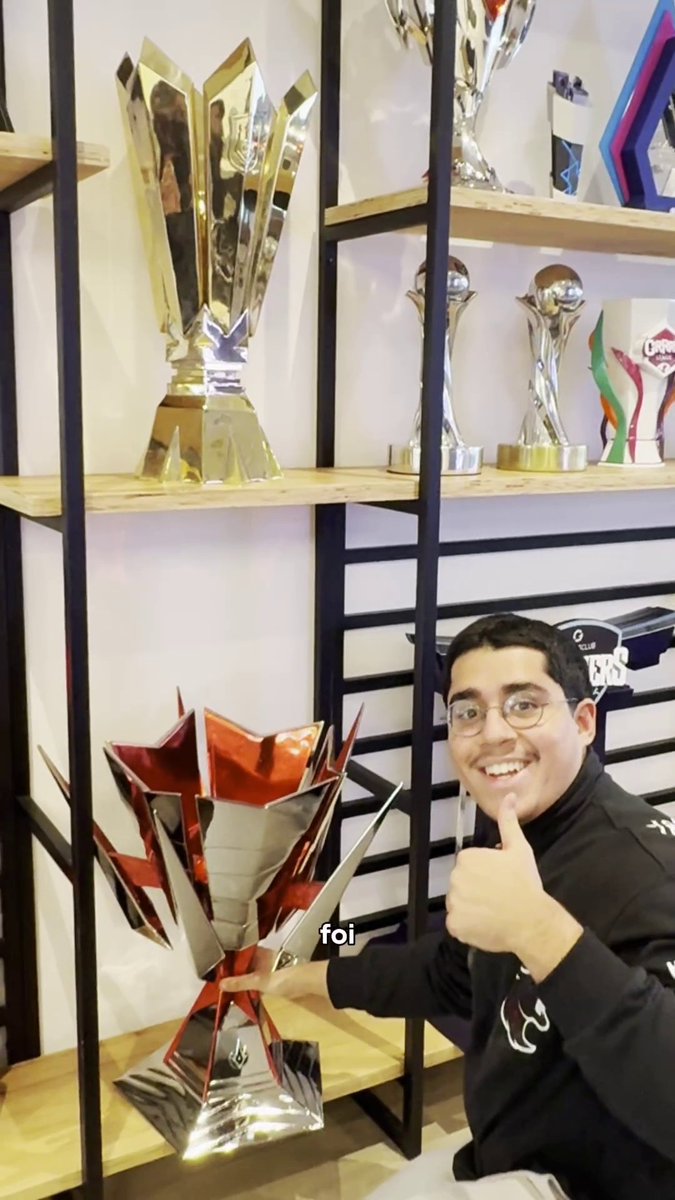 oks guys precisamos de uma estante nova Troféu do #CBLOL no office! 🏆