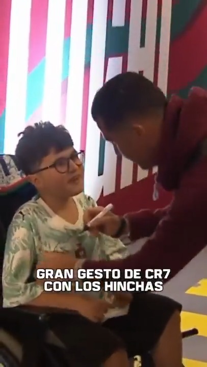 EL BICHO SIEMPRE PARA TODOS❤️🩹🐐 TREMENDO momento de Crsitiano Ronaldo con unos niños en la previa ante Nigeria🇵🇹🔥 📺 #DisneyPlus Plan Premium