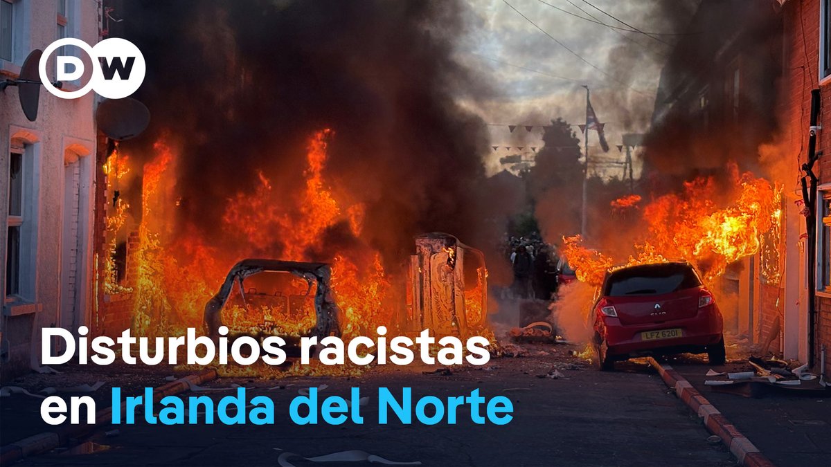 Se desata la violencia contra comunidades migrantes en Belfast Los disturbios antiinmigración han vuelto a sacudir a la provincia británica de Irlanda del Norte tras el apuñalamiento cometido esta semana en Belfast por un ciudadano sudanés, en un reflejo de la tensión racial que afecta a todo el Reino Unido por el avance de la ultraderecha. Coches, autobuses y viviendas de extranjeros -con familias enteras expulsadas de sus hogares- fueron incendiadas la pasada noche en la capital norirlandesa, pese a que horas antes los principales partidos de la región, en un gesto inusual de unidad entre nacionalistas y unionistas, pidieron calma en un comunicado conjunto. Los políticos reaccionaban al acuchillamiento de Stephen Ogilvie, de unos 40 años, cometido sin motivo aún aparente por el sudanés Hadi Alodid el pasado lunes por la noche en el norte de Belfast. La víctima se encuentra hospitalizada con heridas graves en el cuello y espalda y ha perdido el ojo izquierdo, según la Policía.