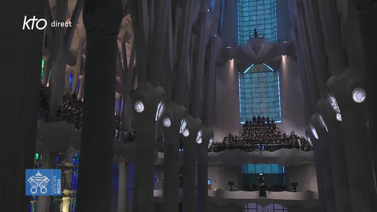 🇪🇸⛪ 𝗙𝗟𝗔𝗦𝗛 — L’Agnus Dei de Charles Gounod a résonné dans la nef de la Sagrada Família, où plus de 4 000 personnes ont prié avec le pape Léon XIV.