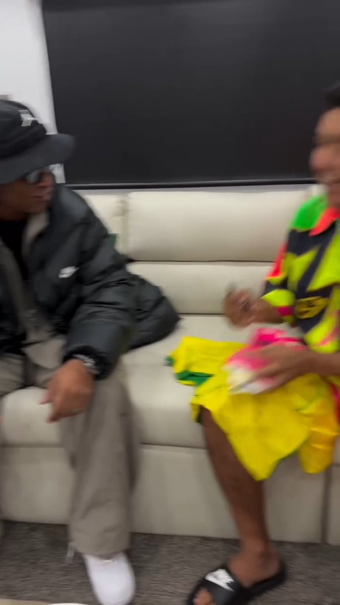 ¿Qué tan grande es Jorge Campos? Bueno... Ronaldinho le pidió un autógrafo al 'Brody' 😮 (vía soyjorgecampos1)