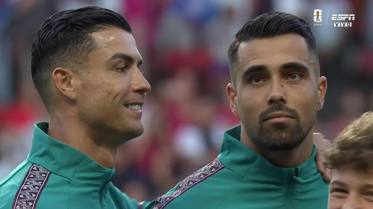 SONRISA Y A DISFRUTAR: así vivió CR7 el himno de Portugal antes del amistoso vs. Nigeria. 📺 #DisneyPlus Plan Premium