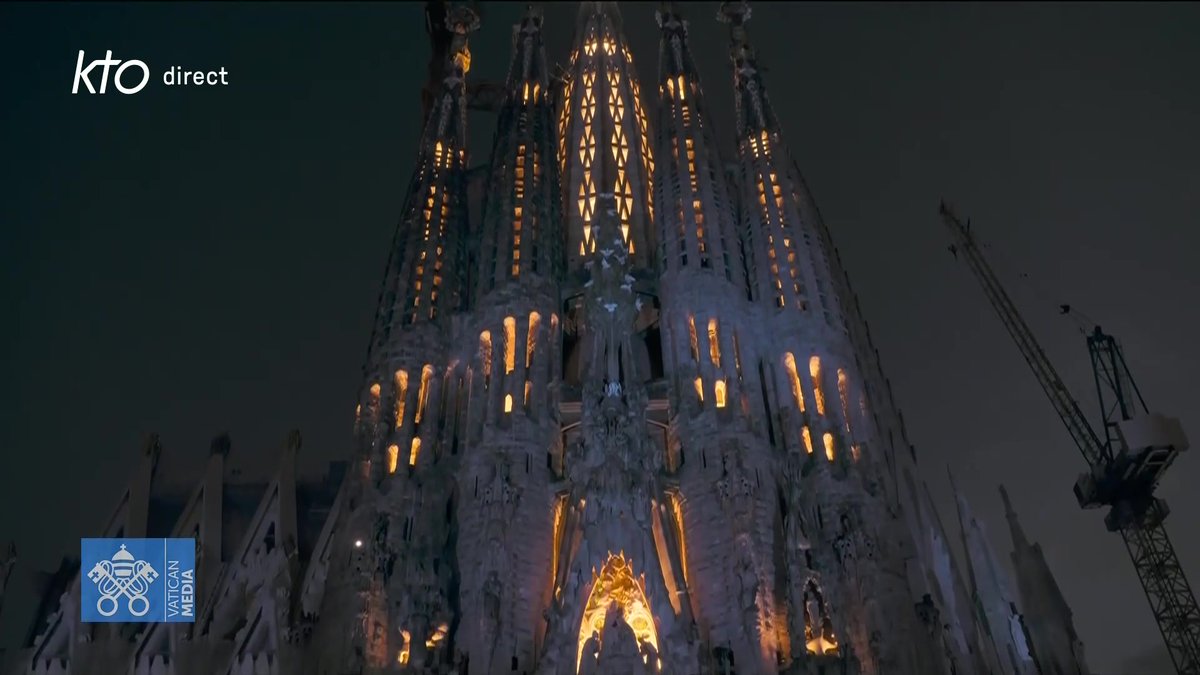 La splendeur de la Basilique de la Sagrada Familia magnifiée par la musique et les lumières, à l’occasion de la bénédiction de la tour de Jésus-Christ par le pape Léon XIV. 👉 Sur KTO et #PapeenEspagne 🇪🇸