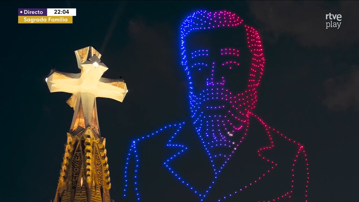 #VisitaPapaRTVE | Simplemente, impresionante 🎇 Un espectáculo de drones devuelve a la vida a Gaudí en el centenario de su muerte y le recuerda con su mítica cita: "Primero el amor, después la técnica".