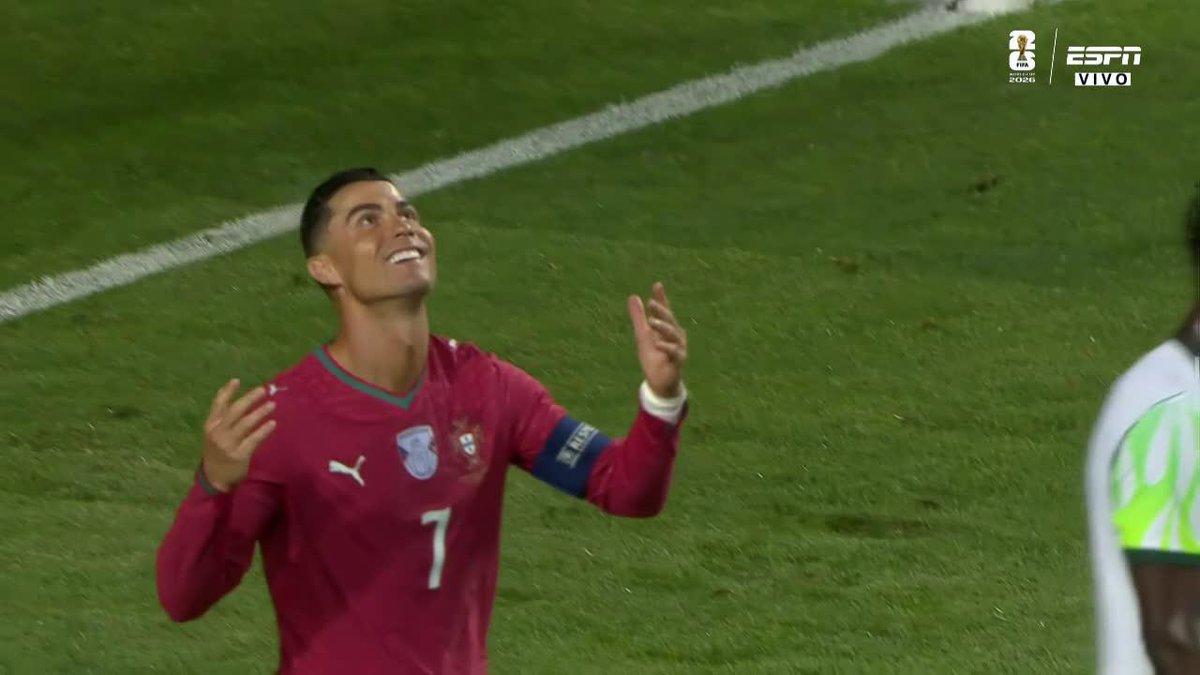 ATENCIÓN AL CABEZAZO DE CRISTIANO RONALDO... ¡Qué comba tomó esa pelota! 📺 #DisneyPlus Plan Premium