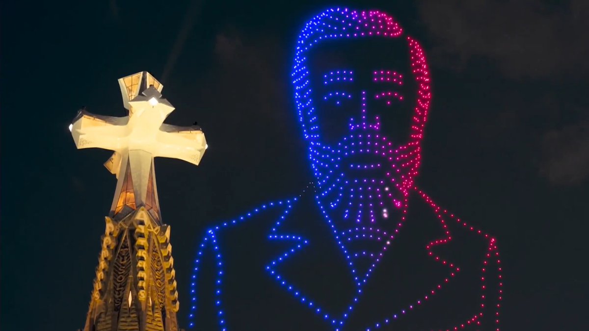 Histórico momento para España y para el resto del mundo. El papa León XIV inauguró la torre de Jesucristo de la Basílica de la Sagrada Familia de Barcelona.